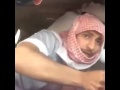 شاهد شاب سعودي متهور ينفذ مقلب في صديقه أثناء قيادة السيارة
