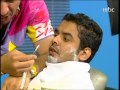 حلاق يكلم بالجوال وعصب على الزبون-مضحك جداً-