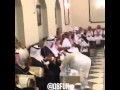 بالفيديو: شاعر سعودي يقبل قدمي والده في حفل تكريمه