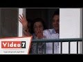 فيديو .. على انغام "هابي بيرذدي" : حسني مبارك يظهر لأنصاره من شرفة المستشفى