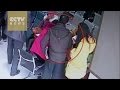 شاهد كيف سرق لص محترف حقيبة سيدة داخل بنك