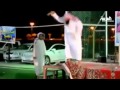 ملتح سعودي يحطم آلة موسيقية ثم يغني لطفل أغنية شعبية
