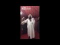 فيديو شيخ سعودي يحطم آلتين موسيقيتين أثناء خطبة له
