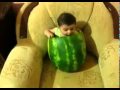 ضحك الطفلة التي تأكل ولا تشبع