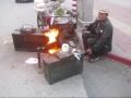 صيني يطبخ الفشار بالمدفع