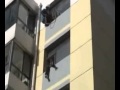 صيني ينقذ رجلاً وطفلاً من الانتحار بـ “ركلة كونغ فو