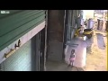 بالفيديو .. رجل غاضب ينتقم بقذف طفل