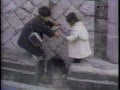 أخ يساعد اخته في العبور