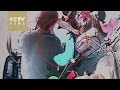 فيديو سيدة شجاعة تضبط لص يسرق ركاب حافلة